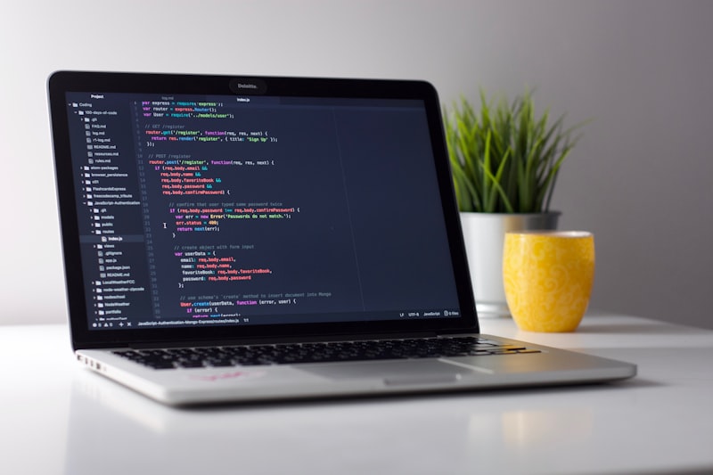 Poste de travail — écran avec code en production